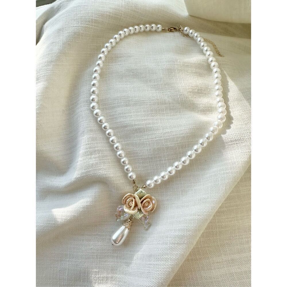 Princess pearlescent rose and pearl statement necklace - Picture 4 of 6
